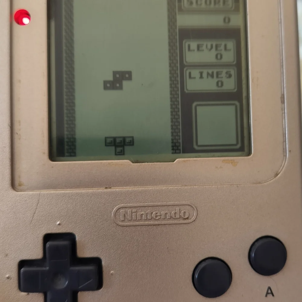 Nintendo Game Boy Pocket Gold MGB-001 With Donkey Kong Land & Tetris.